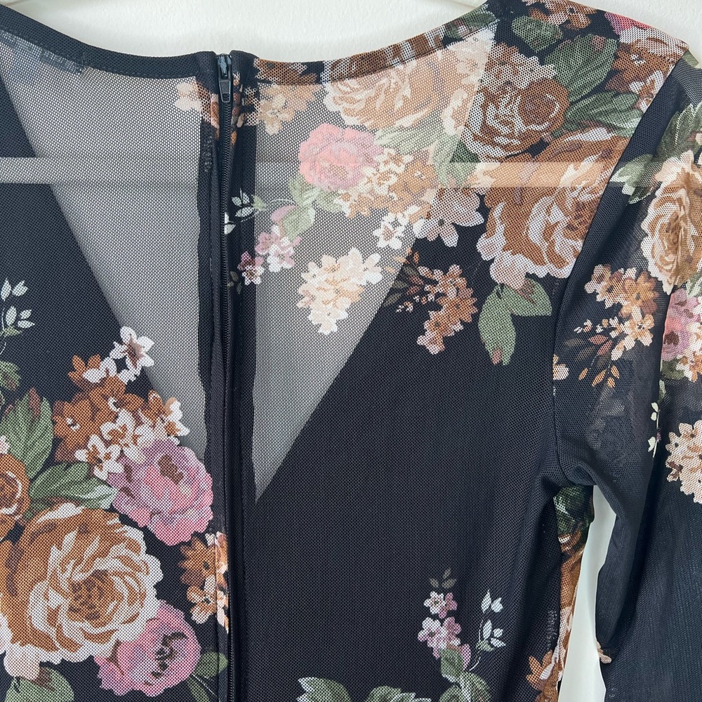 Deep V-Neck  Floral Romper - Picture 3 of 7